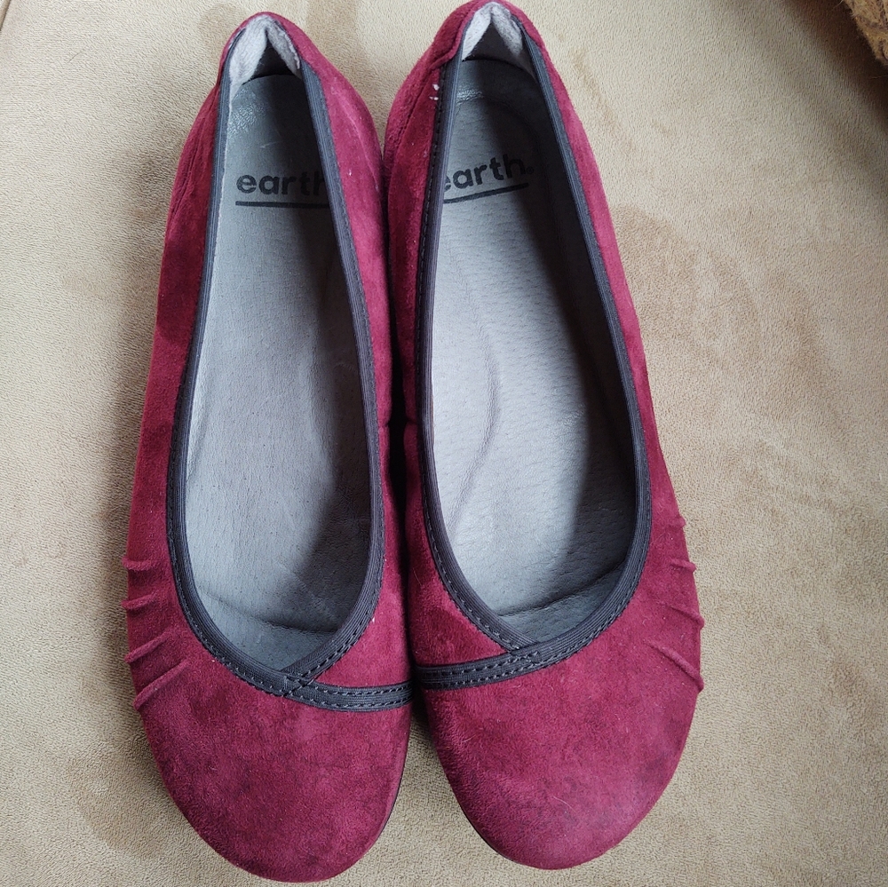 Earth Women's Alder Derby slip on flats in Prune color. Size 8m